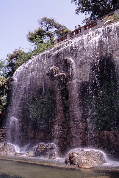 Künstlicher Wasserfall