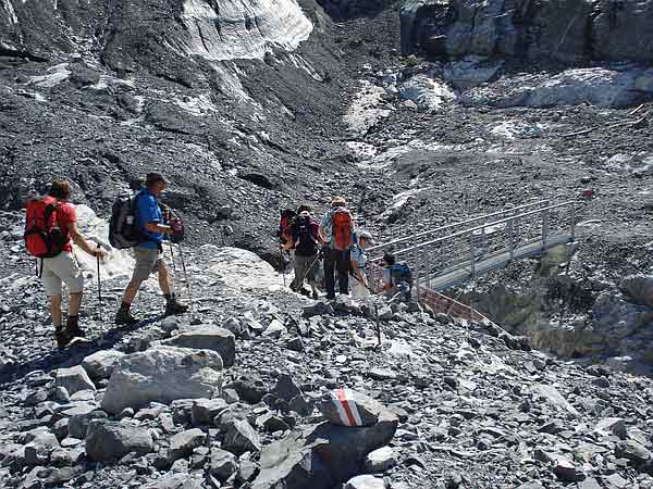 Brücke über die Schlucht des Gamchigletschers