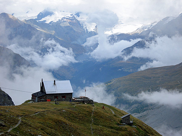 Schönbiehl Hütte hoch über dem Zmutt-Tal