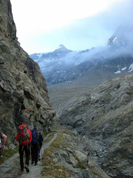 Weg durch die ausgewaschene Gletscherklamm