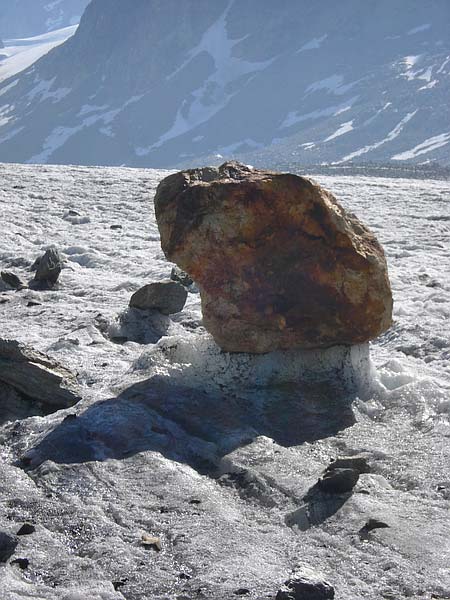 Fels auf Eissockel