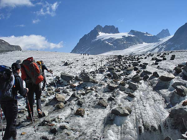 Zwischen den Felsbrocken durch