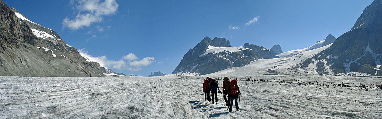 Auf dem Glacier d'Otemma (Otemmagletscher) mit Blick auf dem Mont Collon 