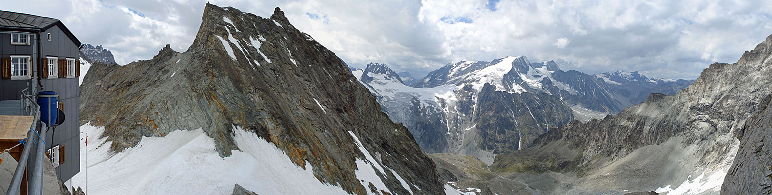 Cabane de Bertol mit dem Col de Bertol und im Hintergrund Mont Collon und Pigne d'Arolla