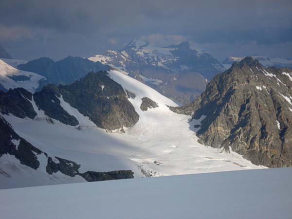 Dents de Bertol und im Hintergrund Aiguilles Rouges d'Arolla