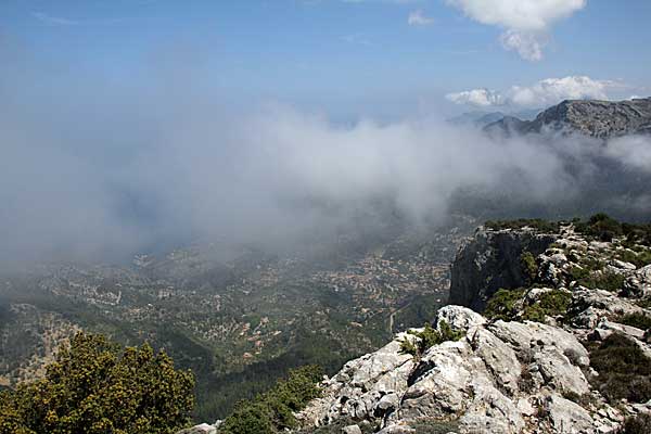 Blick hinab nach Deià