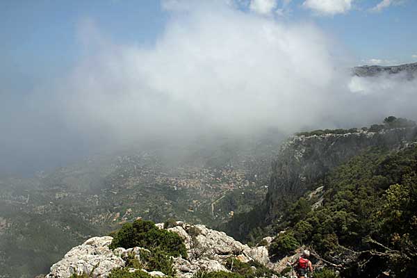 Steil windet sich der Pfad hinab nach Deià