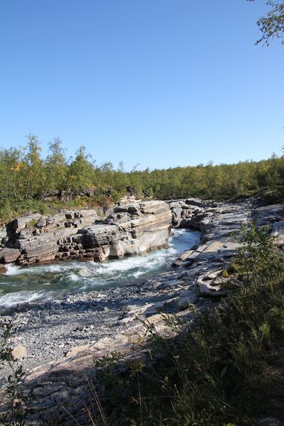 Am Ufer des Abiskojåkka