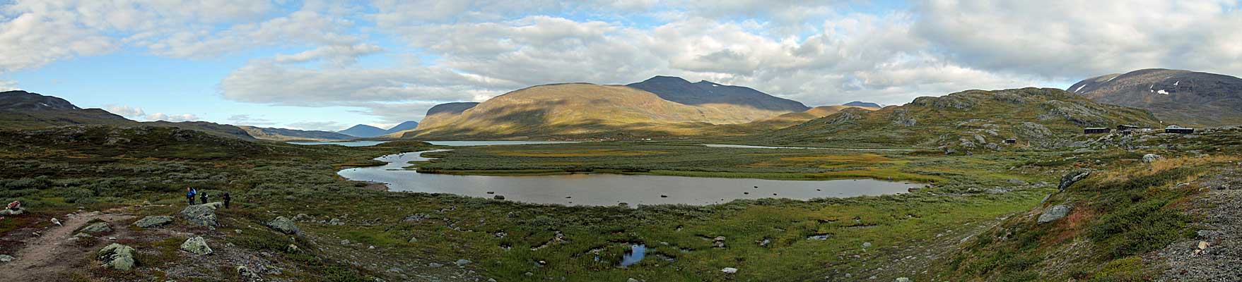 Die Alesjaurestugorna am Alisjávri und Godučohkka-Massiv