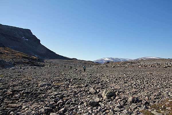 Durch die Steinwüste am Trehakfjellet