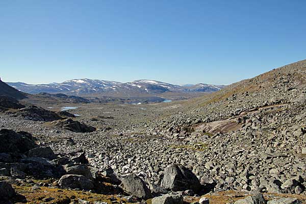 Blick zurück zum Gautelisfjellit und Alip Juovvačorru