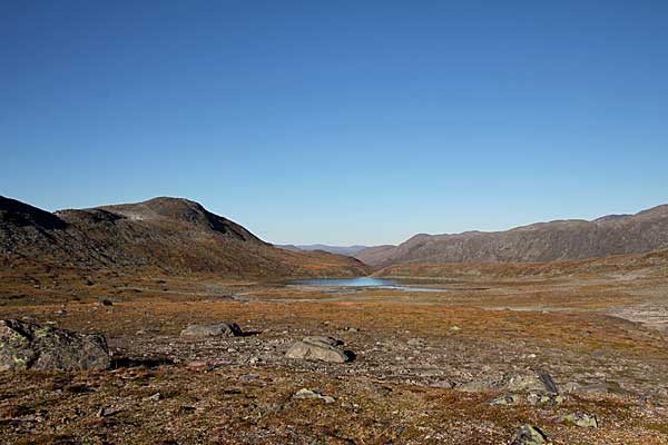 Blick von der Caihnavaggihütte zum See im Orjjesčáihna