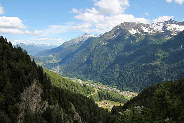 Blick entlang des Valle Leventina