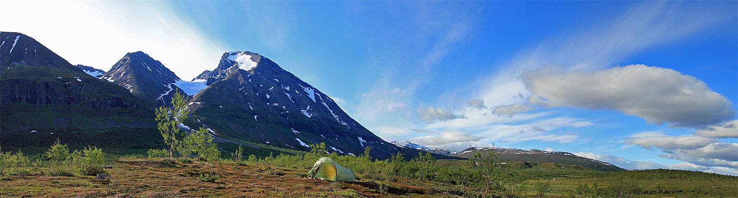 Zeltplatz am Áhkka-Massiv mit Dubbeltoppen und Västtopparna