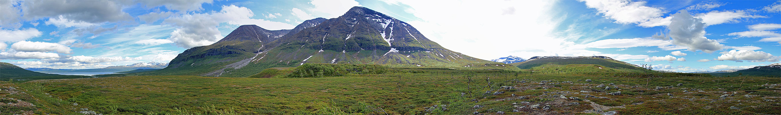 Blick von der unteren Áhkka-Terrasse auf Akkajaure, Áhkka und Sjnjuvtjudis