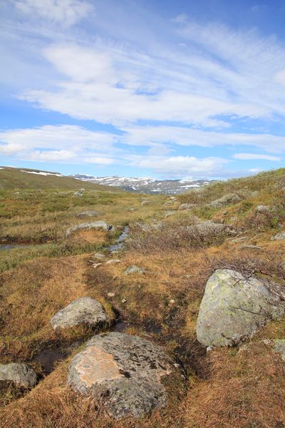 Pfad auf den Pass zwischen Áhkka und Sjnjuvtjudis