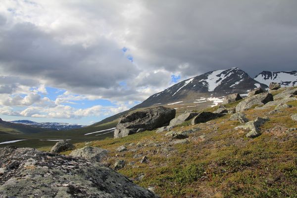 Blick zurück zum Pass zwischen Áhkka und Sjnjuvtjudis