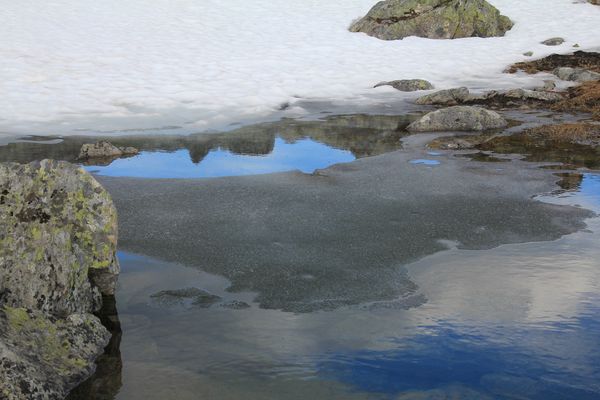 Tümpel mit Schnee und Eis