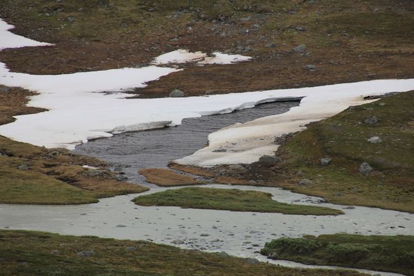 Zufluss des Suottasjjåhkå mit Schneefeld