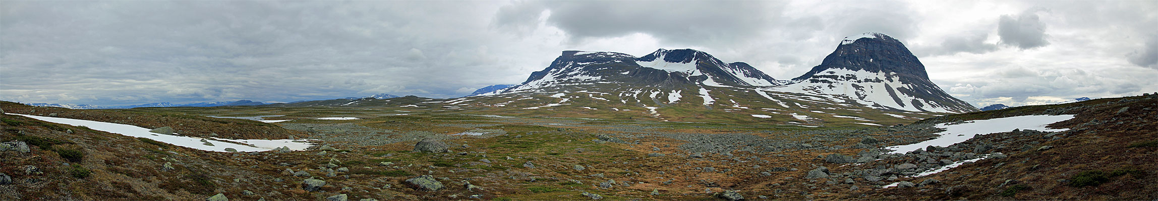 Blick über den Suottasjjåhkå zu Suottasjtjåhkkå und Niják