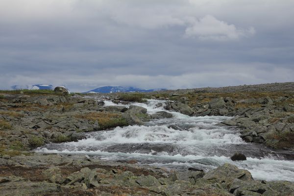 Ausfluss des Nuortap Tjievrajávrre