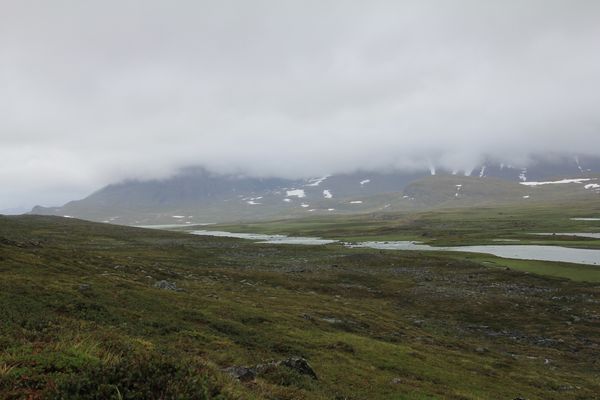 Blick zu Brücke über den Guhkesvákkjåhkå