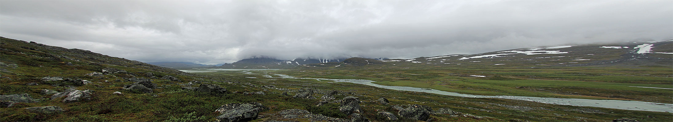 Blick zu Brücke über den Guhkesvákkjåhkå