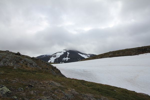 Schneefeld am Pass am Vuojnesvárásj