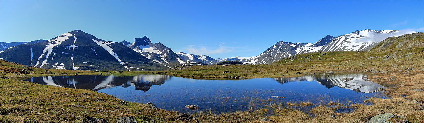 See mit Ähpár- und Sarek-Massiv