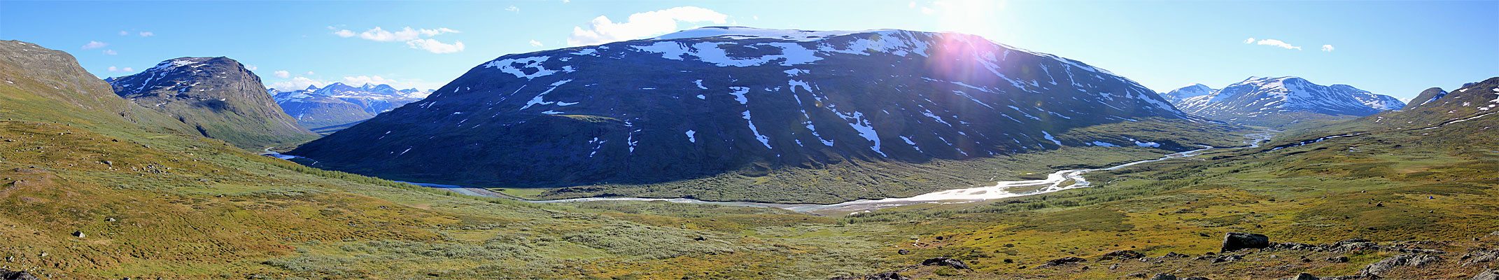 Blick ins obere Rapadalen und Ruohtes-Massiv