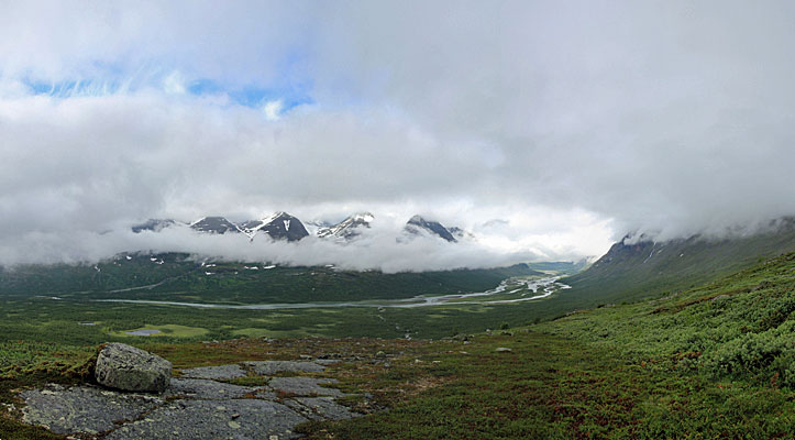 Morgenstimmung am Gådoktjåhkkå-Massiv und im Rapadalen