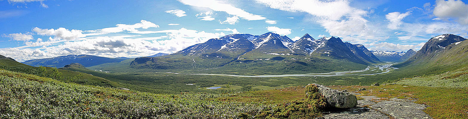 Panorama mit Gådoktjåhkkå-Massiv und Rapadalen