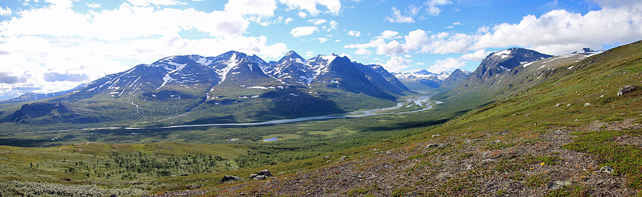 Panorama mit Gådoktjåhkkå-Massiv und Rapadalen