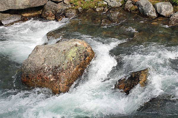 Felsen im Lulep Vássjájågåsj