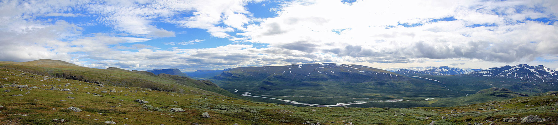 Blick vom Kalfjäll ins untere Rapadalen