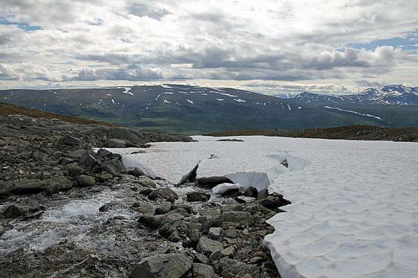 Schneefeld am Buovdajågåsj