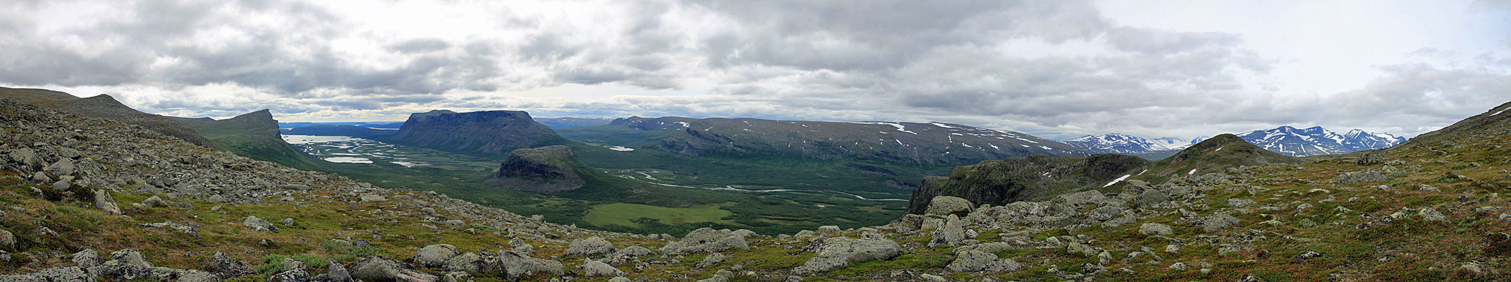 Blick auf Skierffe, Nammásj und Tjahkelij