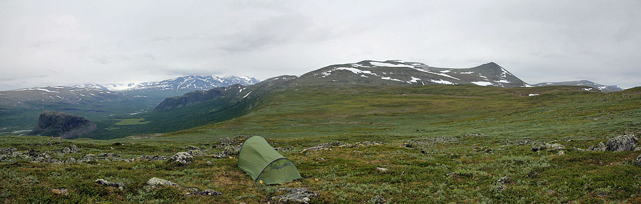 Zeltplatz mit Blick auf die Tjasskávárásj-Ebene westlich des Skierffe