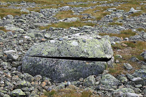 Gespaltener Felsen östlich des Slieŋgetjåhkkå