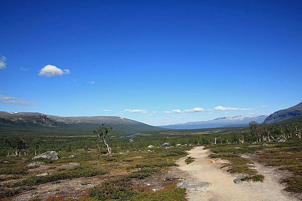 Im Tal des Vuojatädno auf Höhe des Sjnjuvtjudis