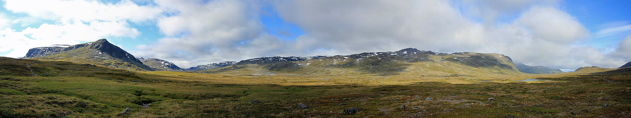 Im Alisvággi, Berge zwischen Lulip Muorahisčohkka und Ázik