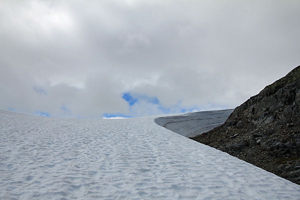 Schnee im Sattel westlich des Årmoteggi