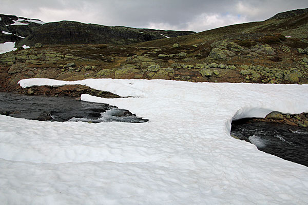 Schneebrückenreste über den Abfluss des Sigridtjørni