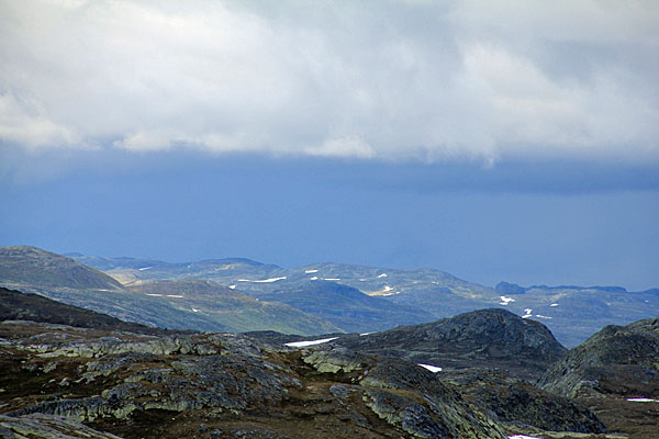 Dunkle Regenwolken ziehen auf