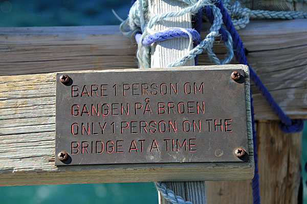 Schild an der Hängebrücke