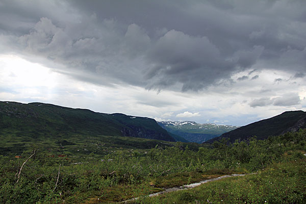 Dunkle Wolken ziehen auf