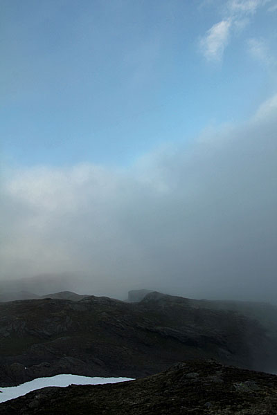 Wolken ziehen über die Lureggane-Ebene