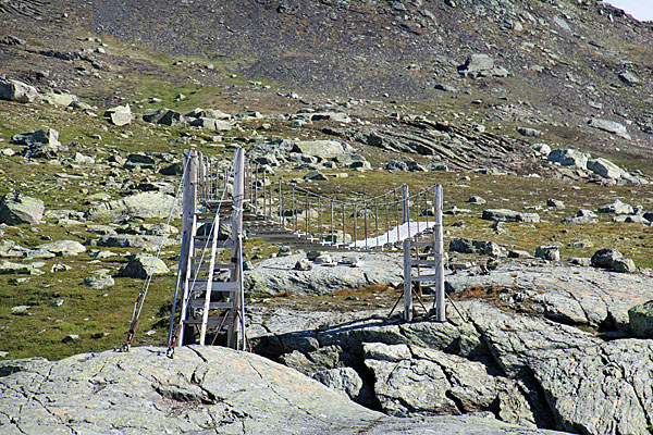 Sommerbrücke über den Abfluss des Nutavatnet