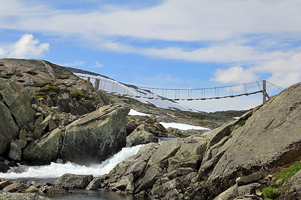 Sommerbrücke über die Ustekveikja