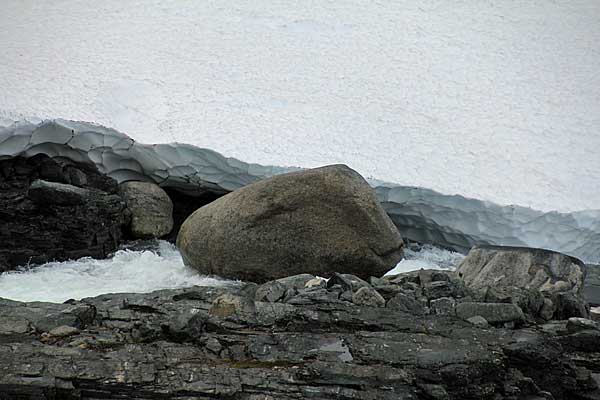 Altschnee am Ufer des Ballinjohka